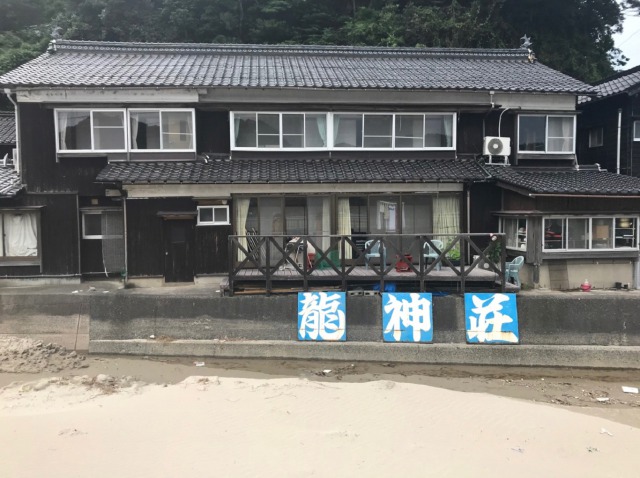 鳥取の宿「龍神荘」波の音を聞きながら自分時間を過ごせる、どこか懐かしい昭和民宿